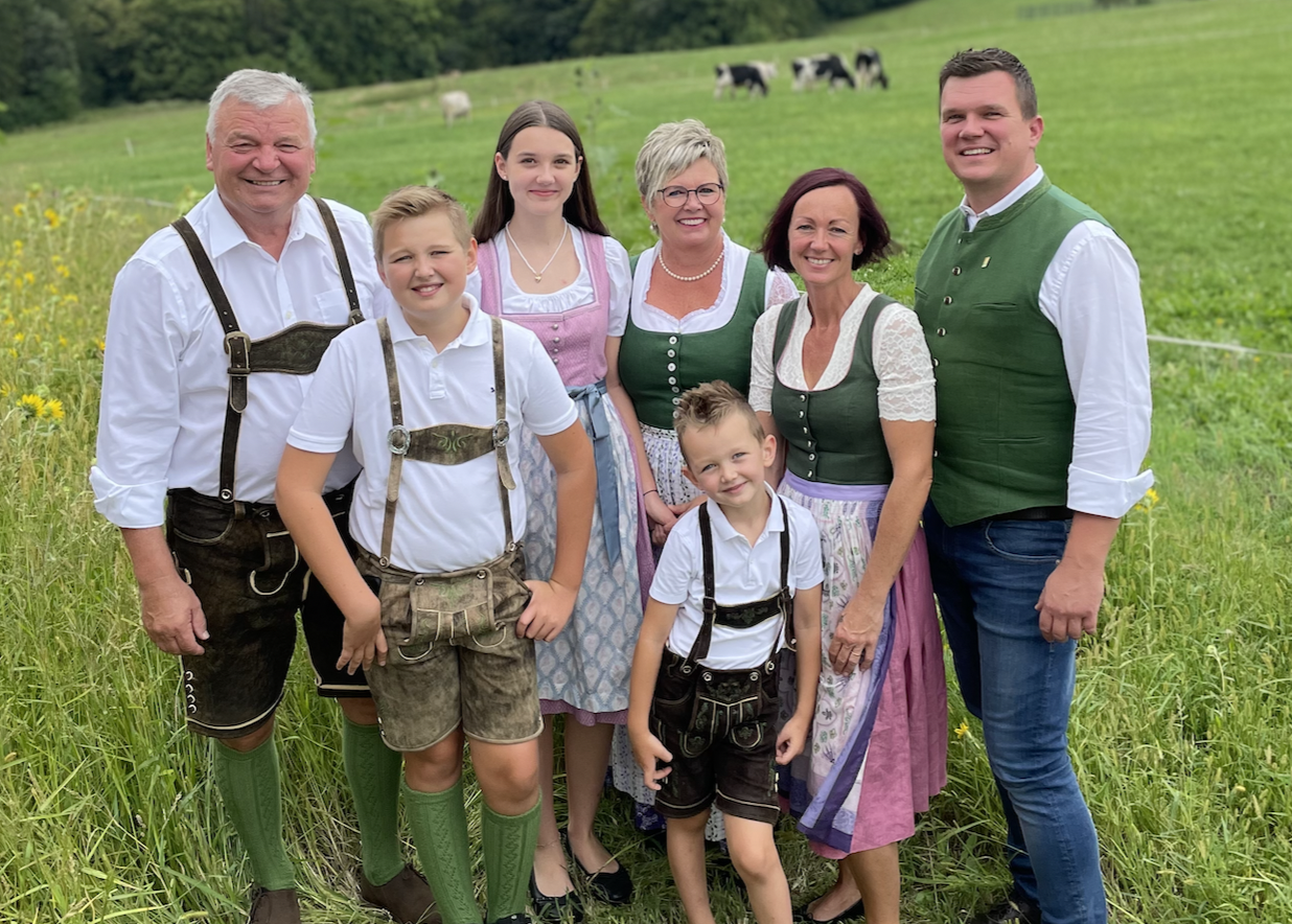 Familie im Tracht auf dem Bauernhof